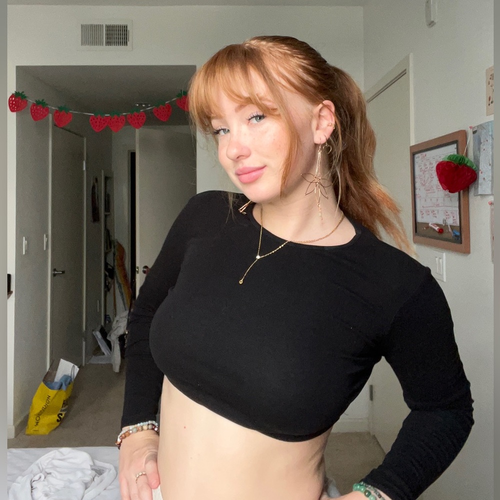 Black long sleeve crop top